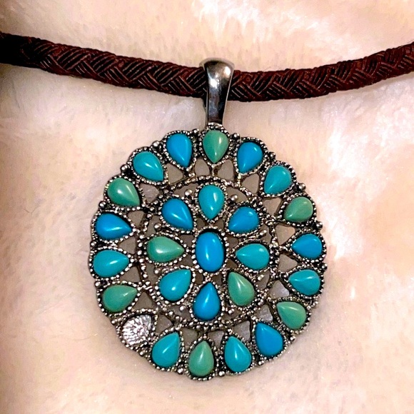 CHAPS 🩵💚🤎 17” ROUND SILVER-TONE STONE MOSAIC PENDANT ON BROWN BRAIDED ROPE CORD - Picture 2 of 8